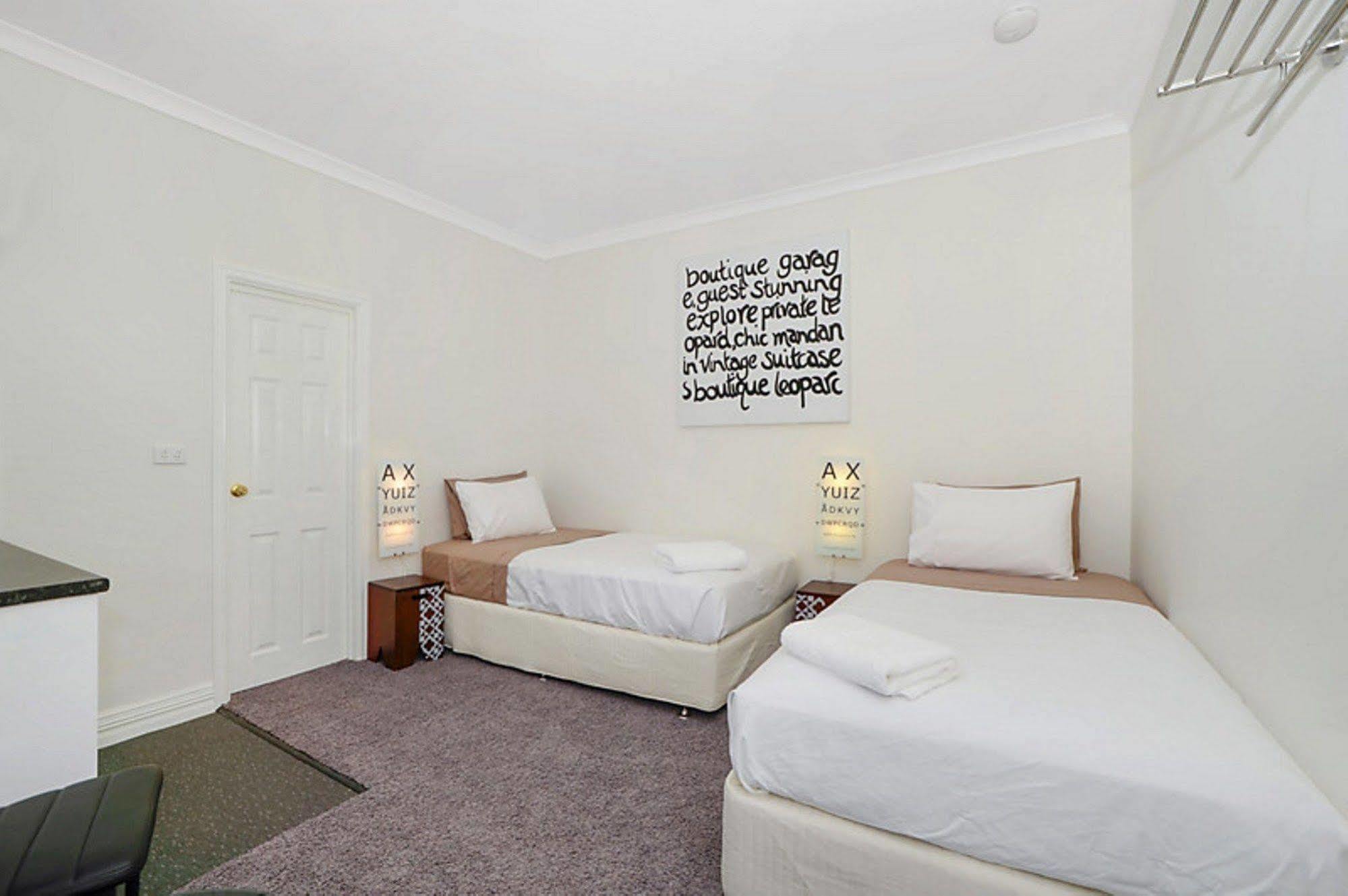 Suites On Avon York Bagian luar foto