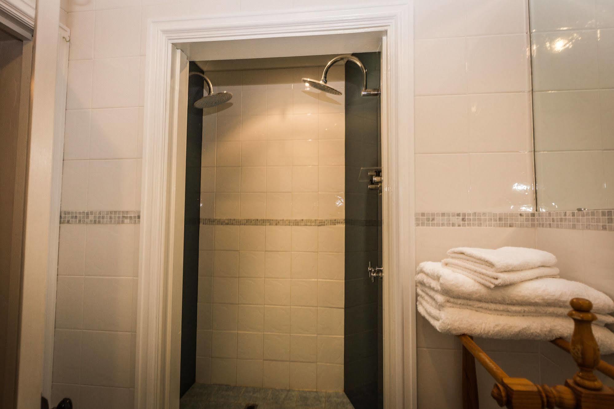 Suites On Avon York Bagian luar foto